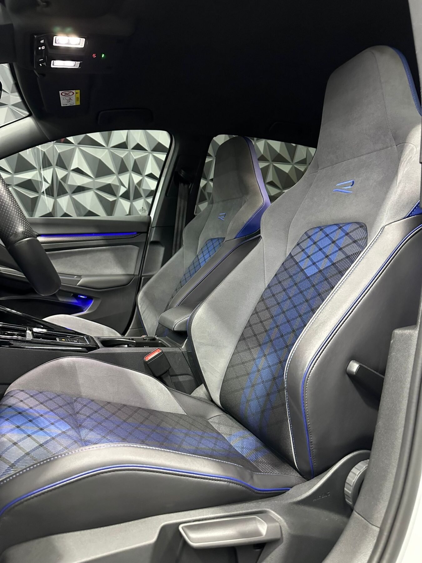 VOLKSWAGEN GOLF R 20 ANIVERSARIO