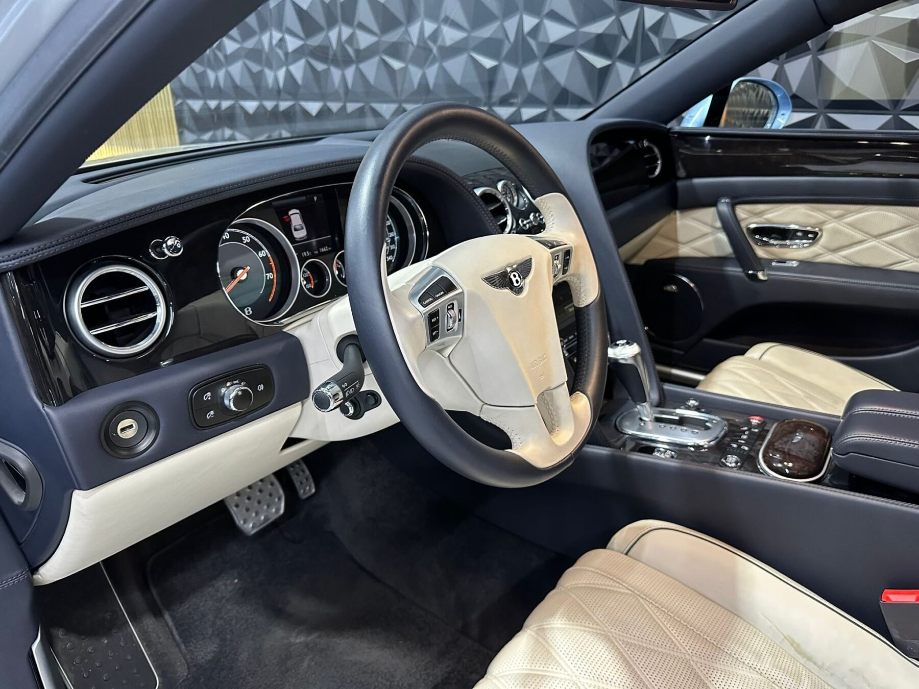 BENTLEY flying spur V8