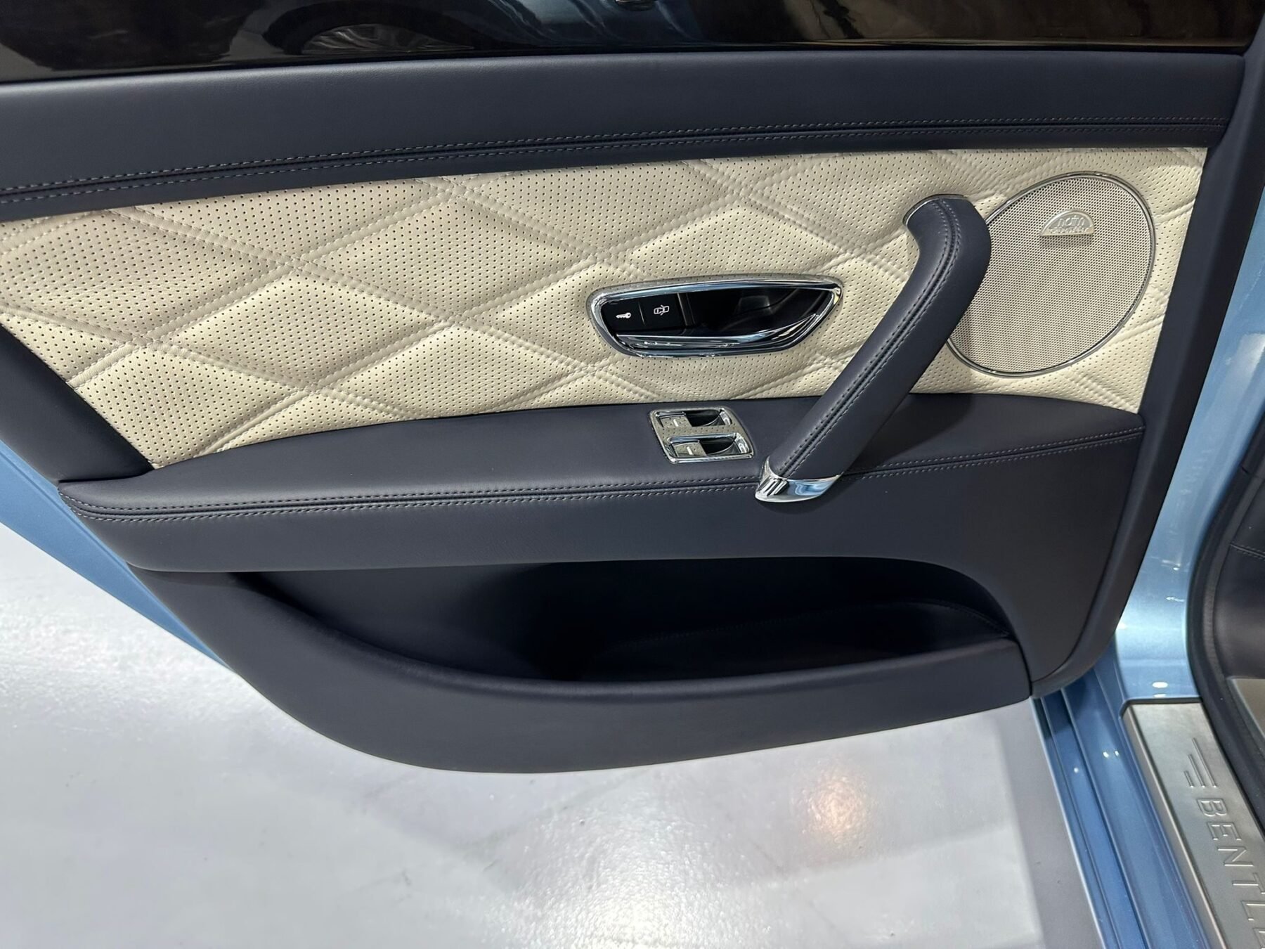 BENTLEY flying spur V8