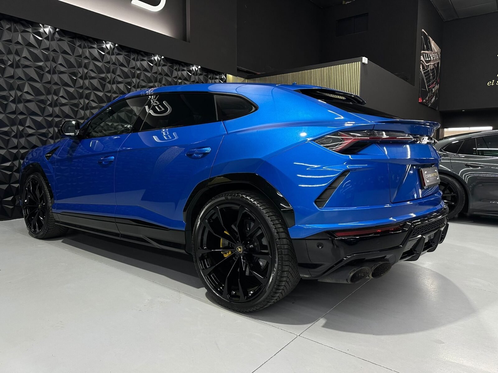 LAMBORGHINI URUS  4.0 V8
