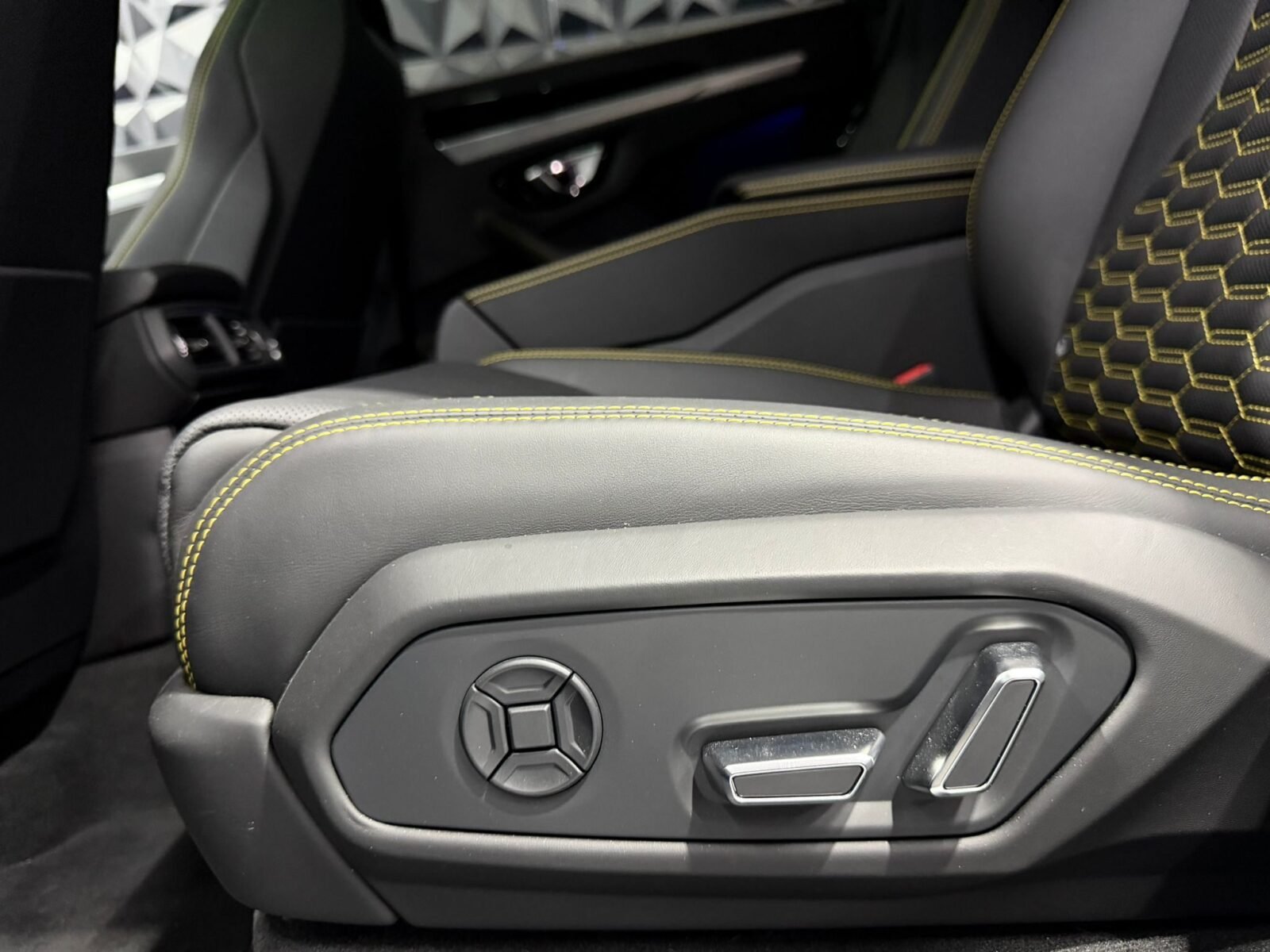 LAMBORGHINI URUS  4.0 V8