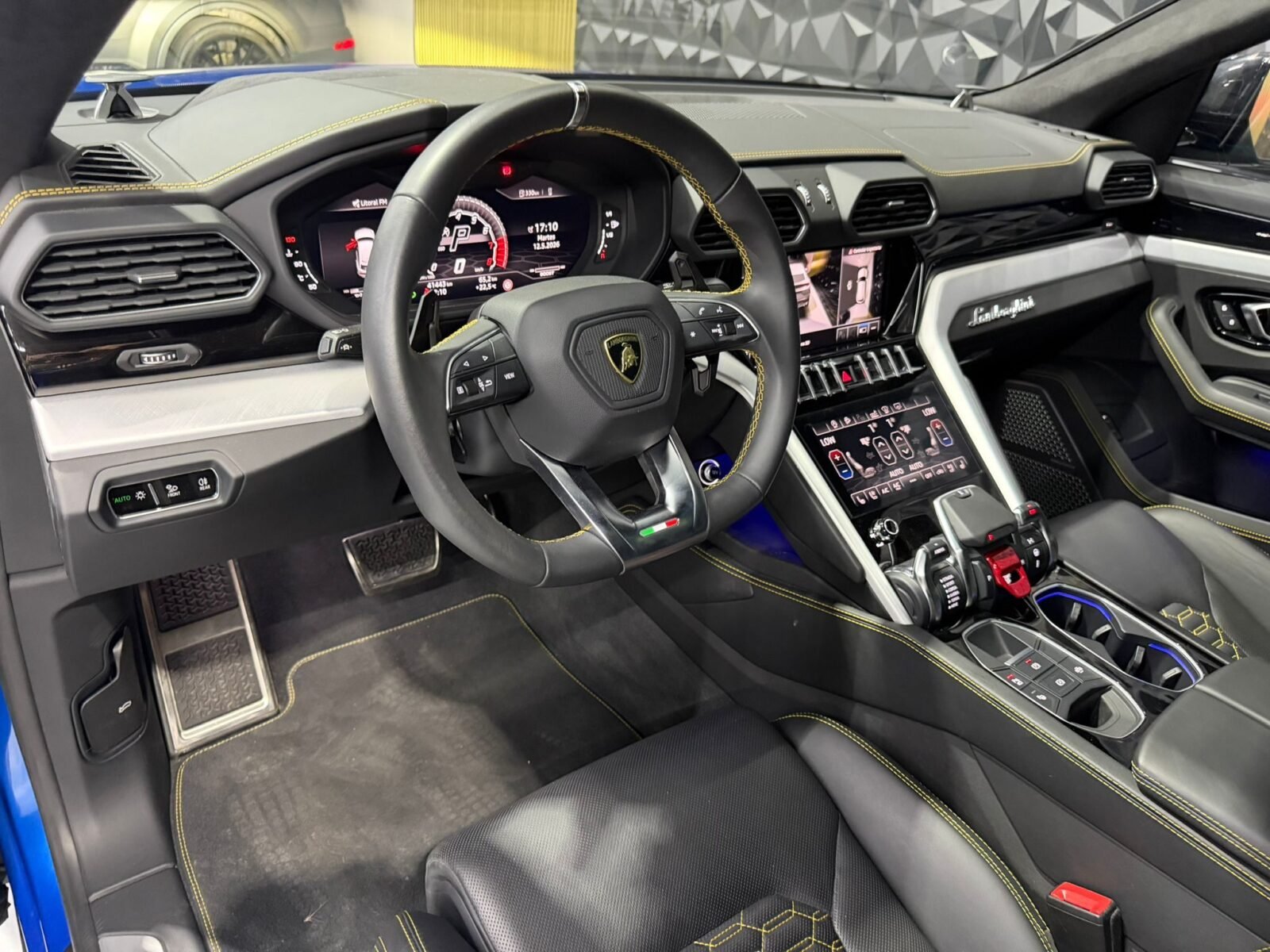 LAMBORGHINI URUS  4.0 V8