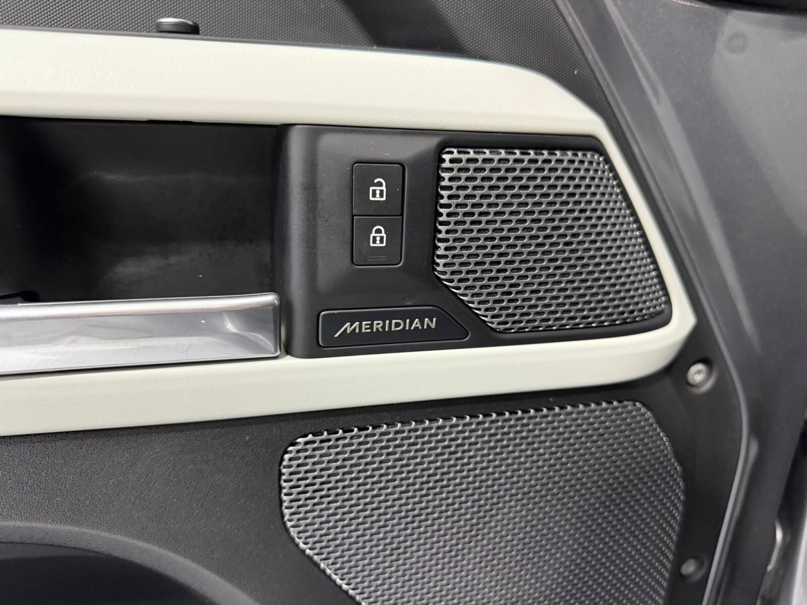 LAND-ROVER DEFENDER 3.0D I6 250 SE 110 Auto 4WD MHEV