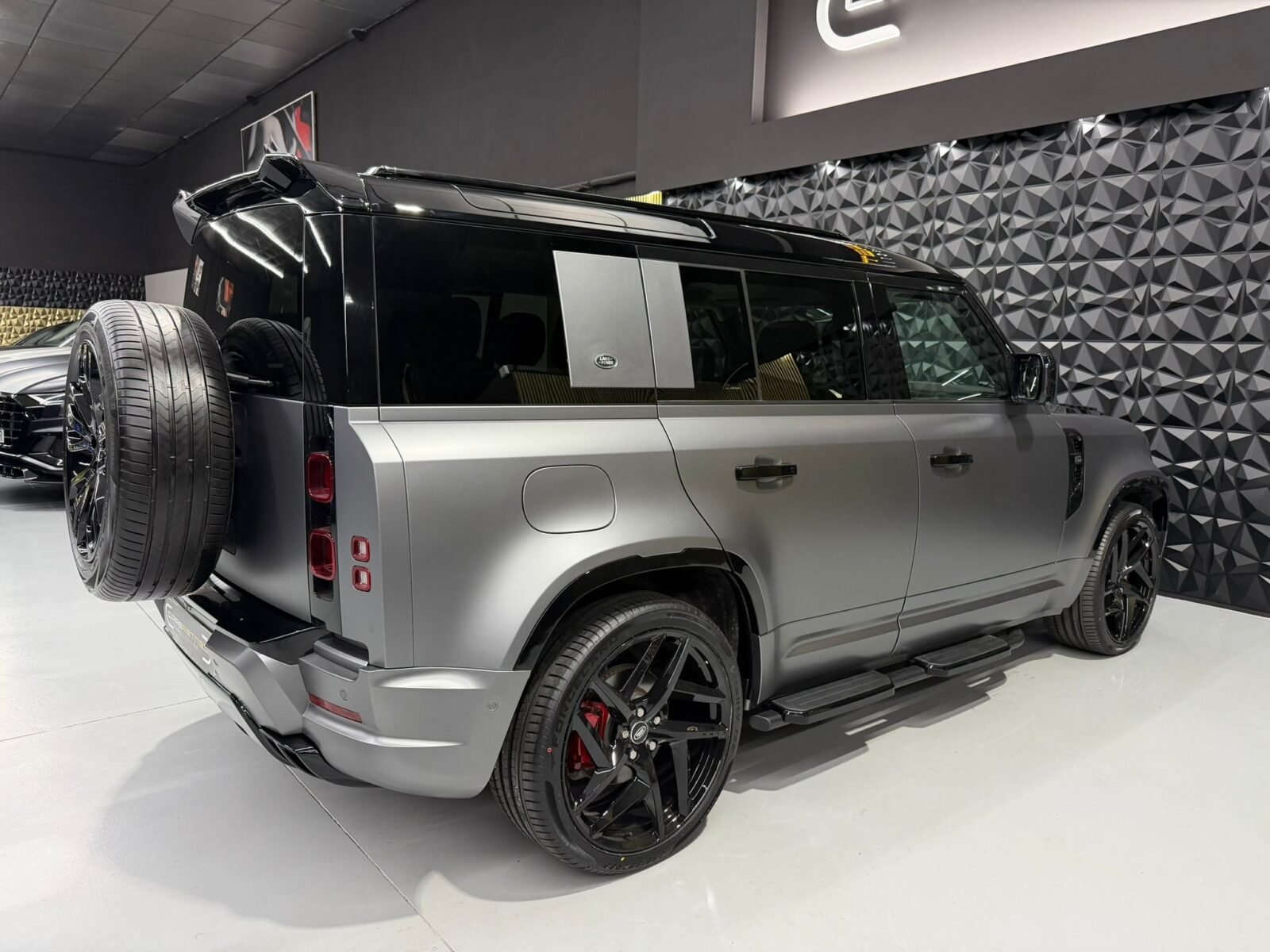 LAND-ROVER DEFENDER 3.0D I6 250 SE 110 Auto 4WD MHEV
