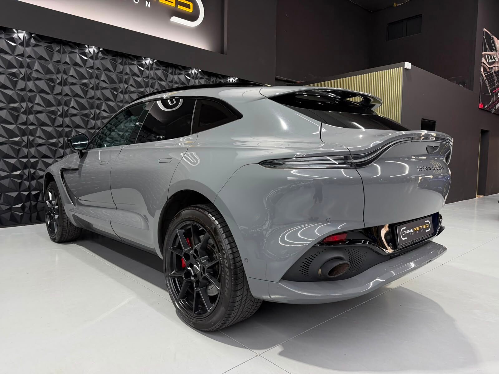 ASTON MARTIN DBX 4.0 V8