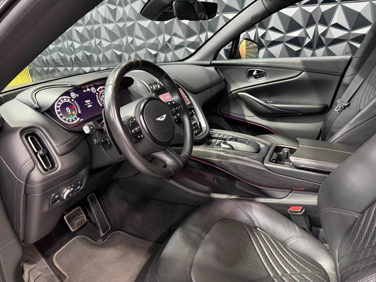 ASTON MARTIN DBX 4.0 V8