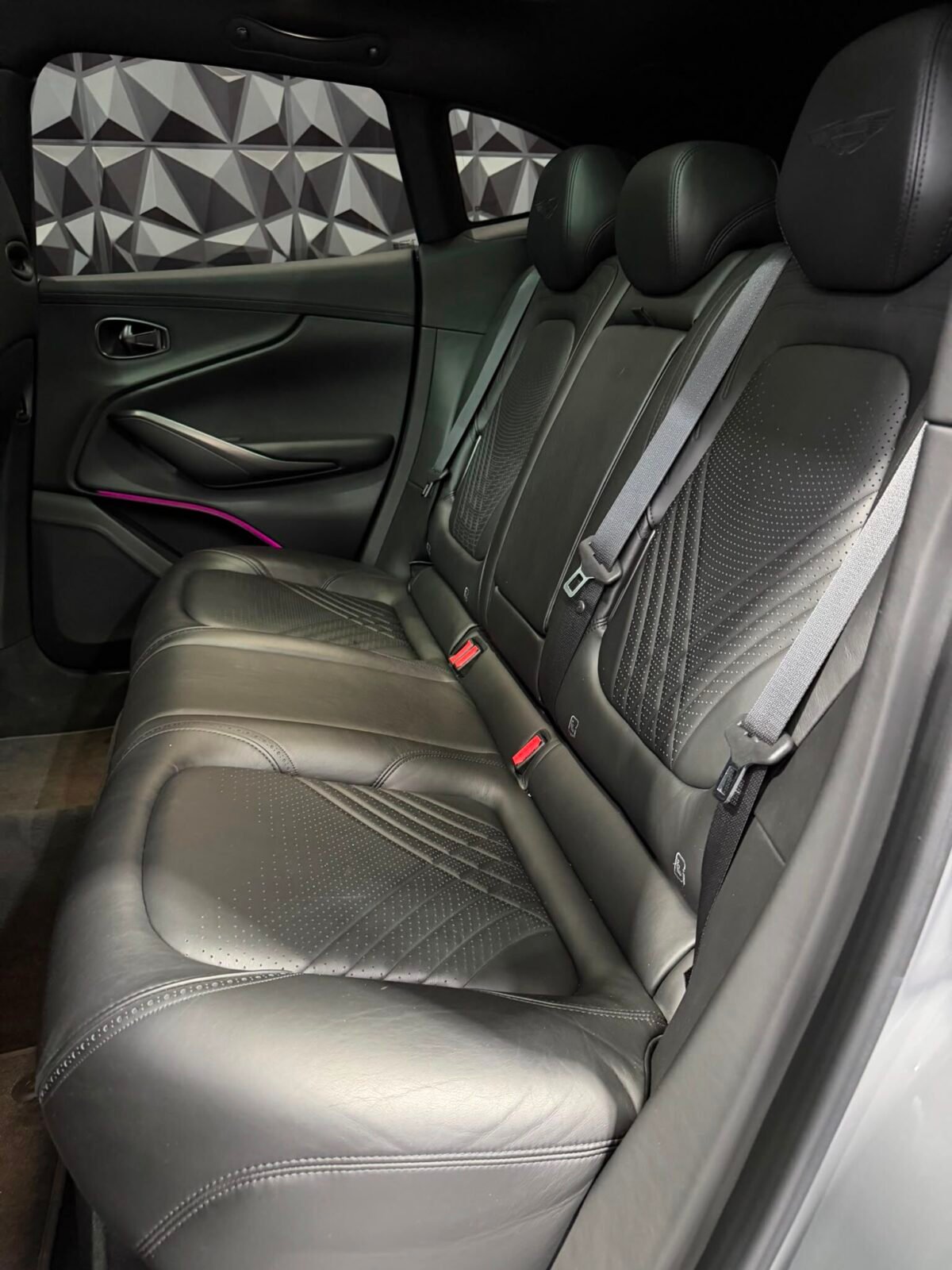 ASTON MARTIN DBX 4.0 V8