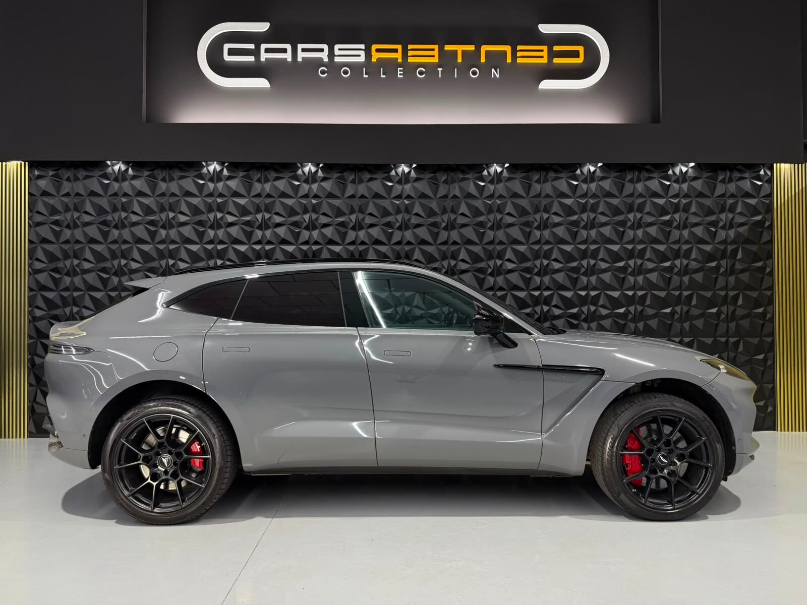 ASTON MARTIN DBX 4.0 V8