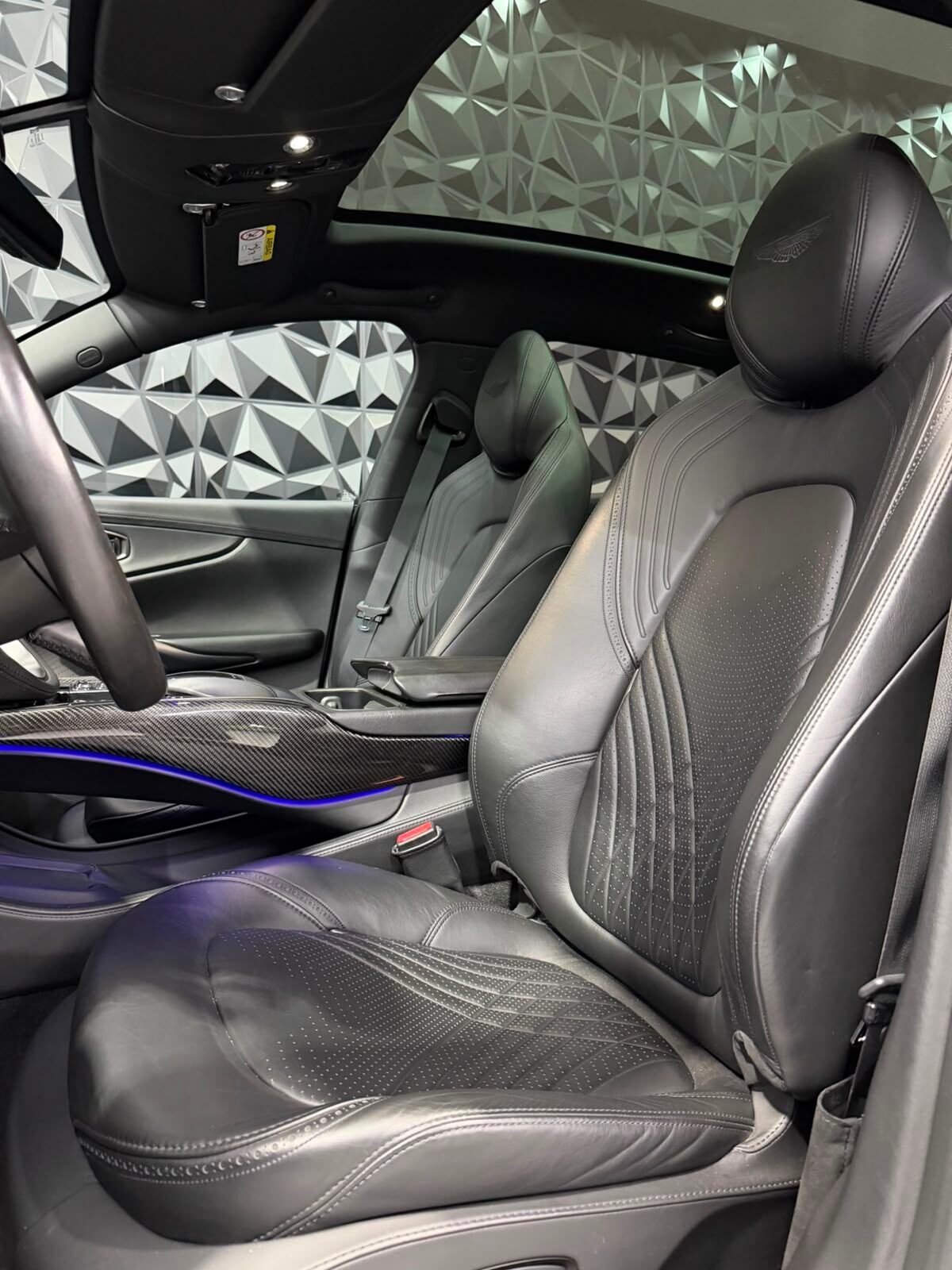 ASTON MARTIN DBX 4.0 V8