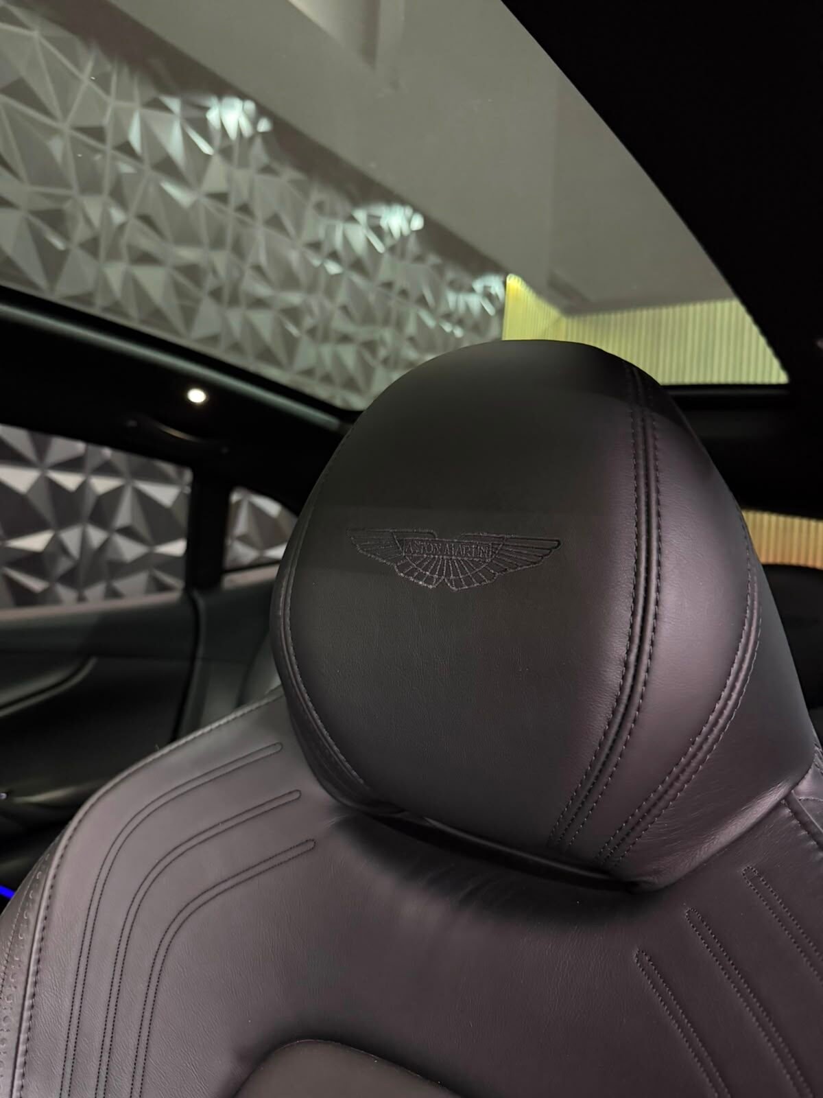 ASTON MARTIN DBX 4.0 V8