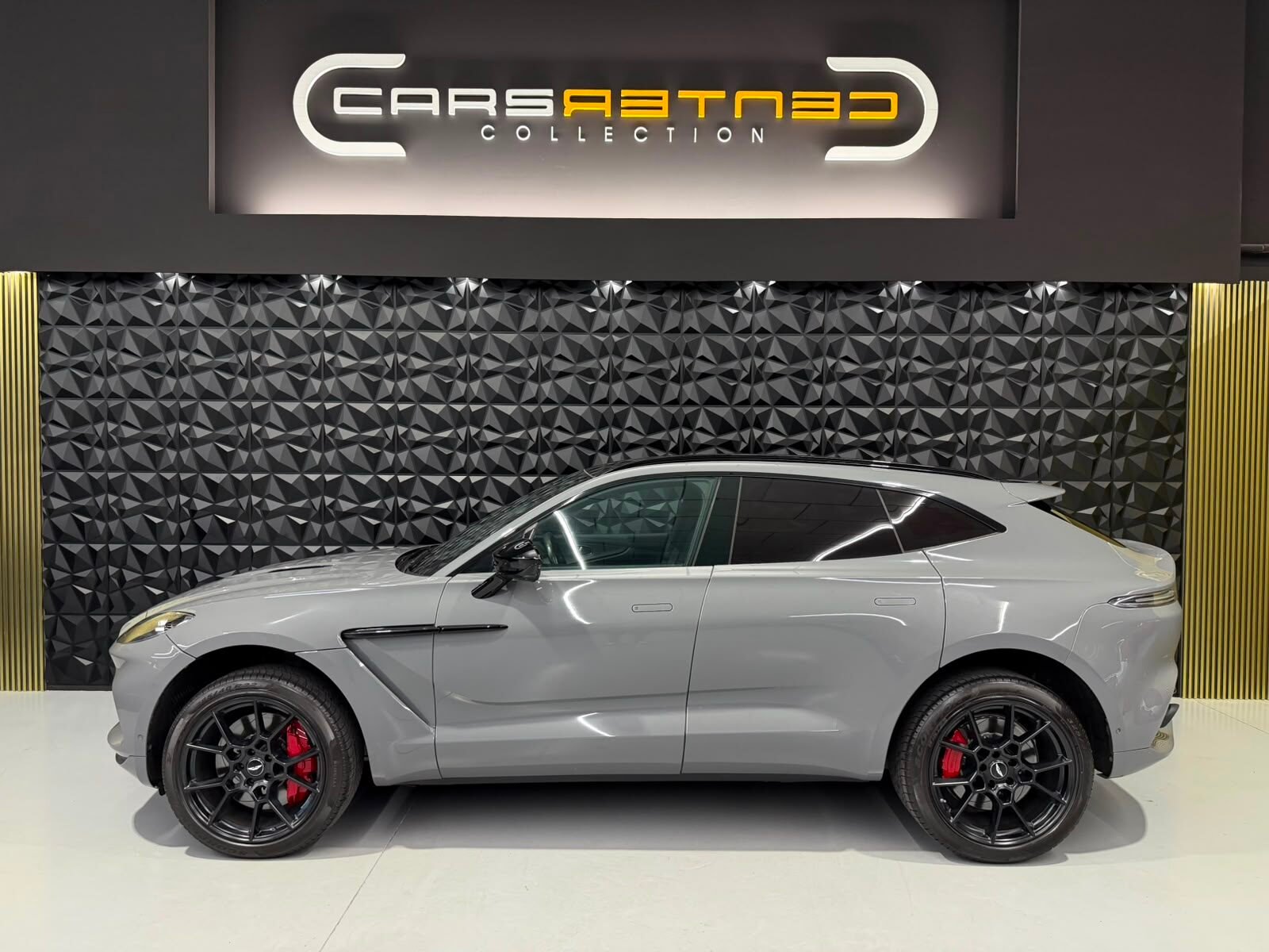 ASTON MARTIN DBX 4.0 V8