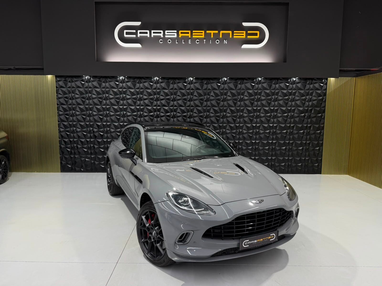 ASTON MARTIN DBX 4.0 V8