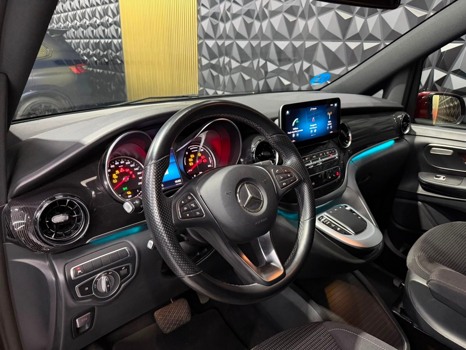 MERCEDES-BENZ EQV 300 LARGA