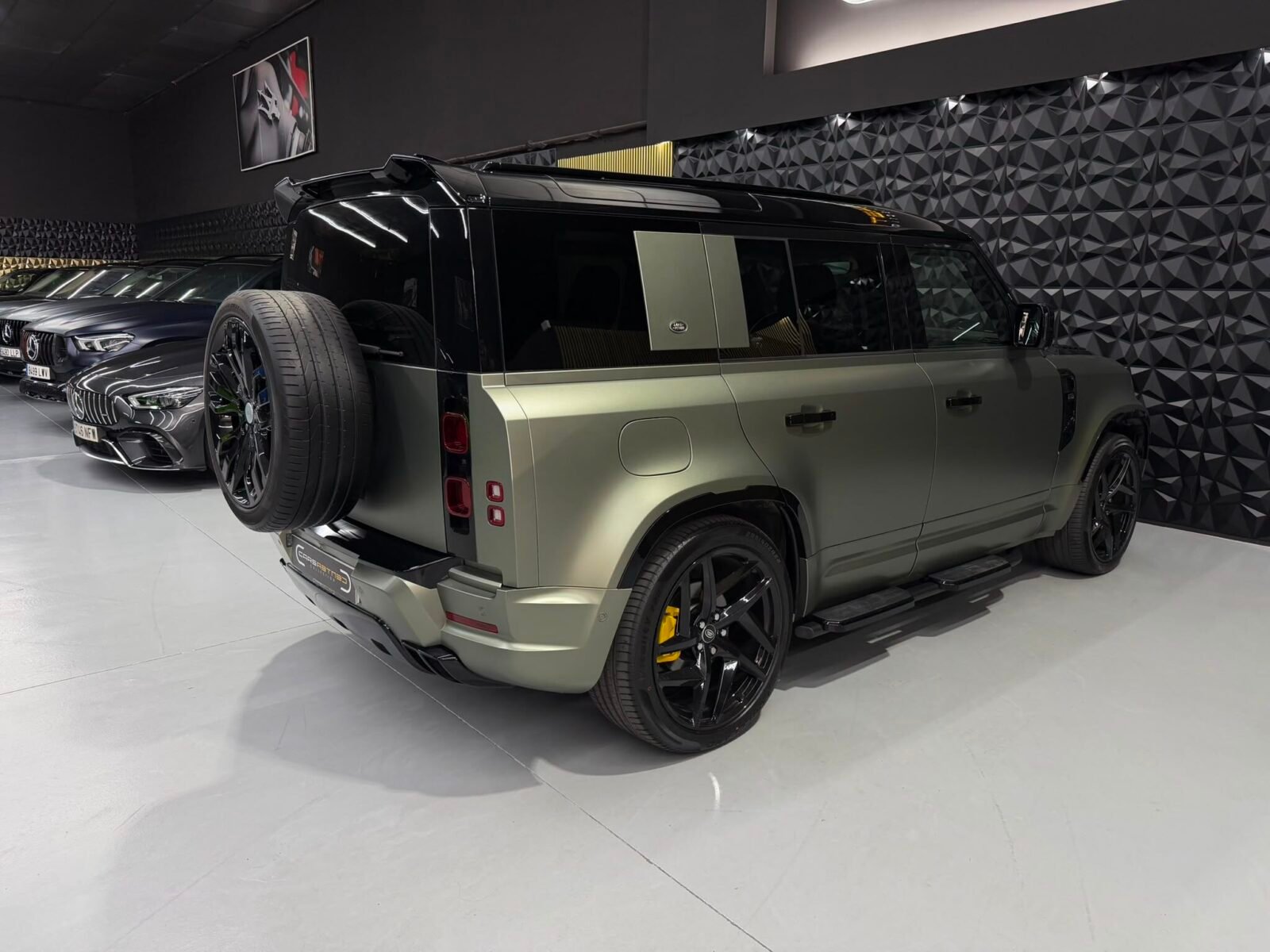 LAND-ROVER DEFENDER 3.0 D200 HSE 110