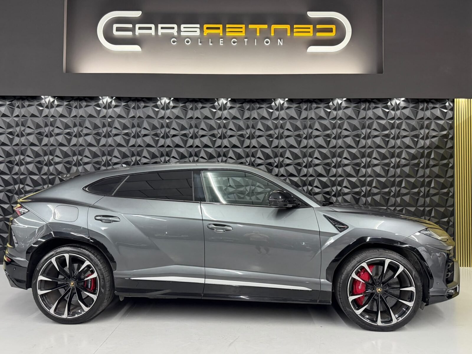 LAMBORGHINI URUS v8