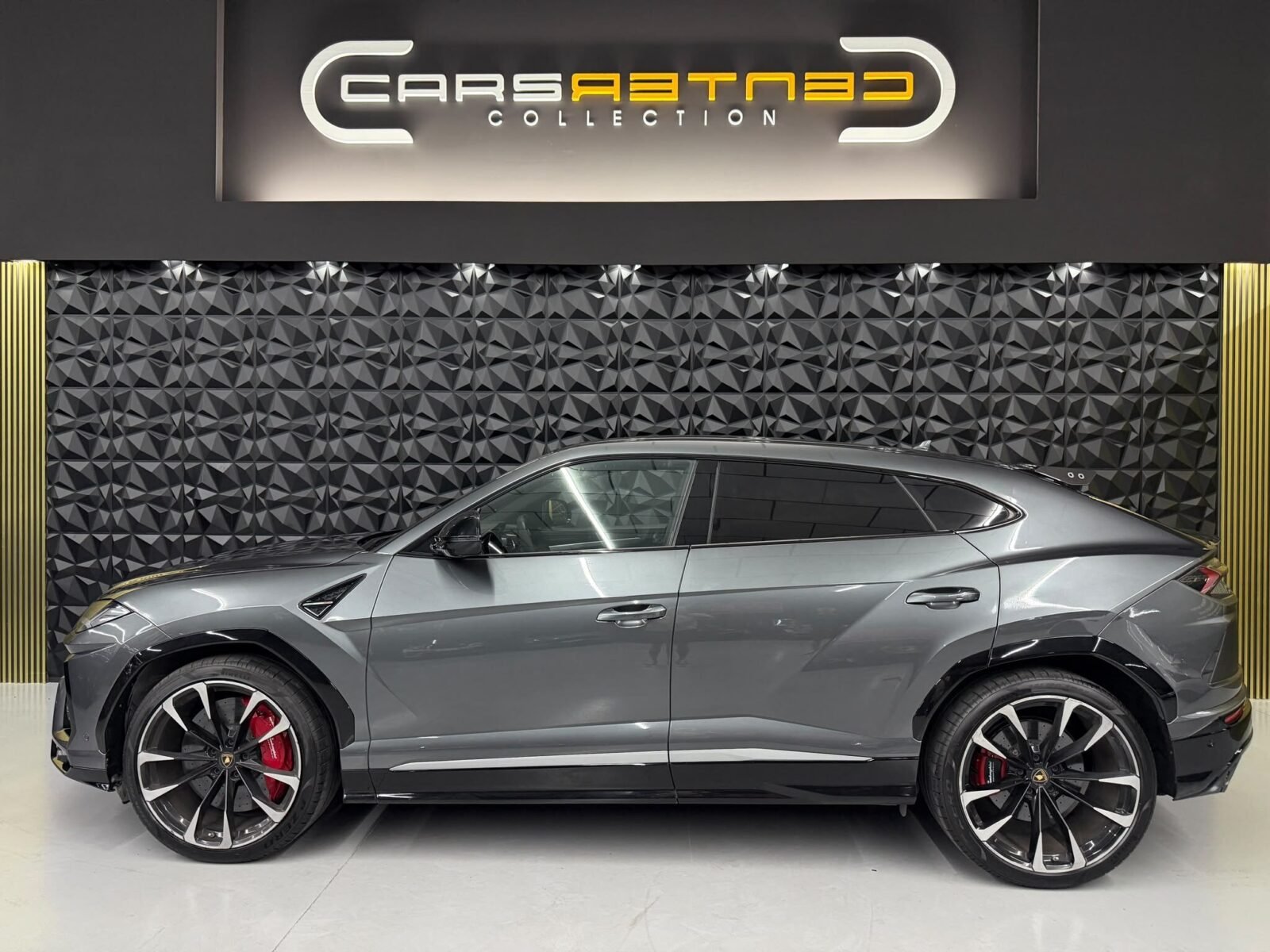 LAMBORGHINI URUS v8