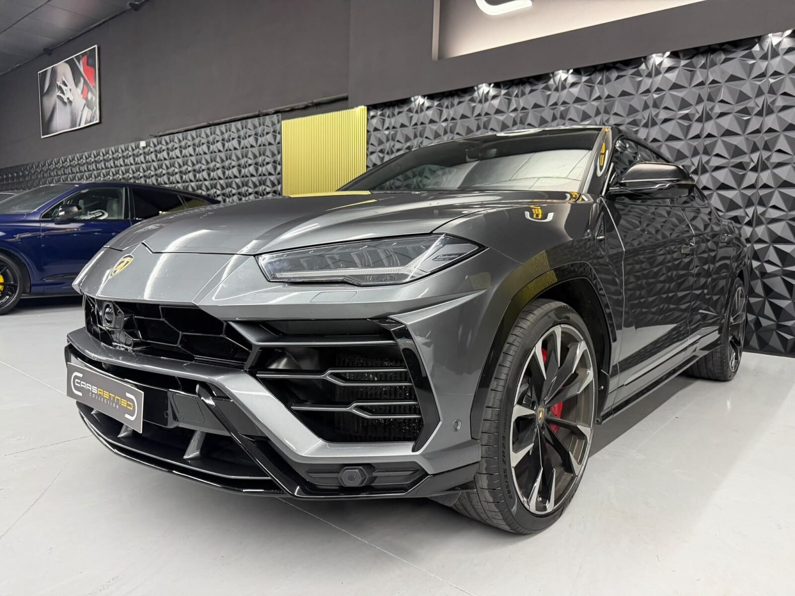 LAMBORGHINI URUS v8