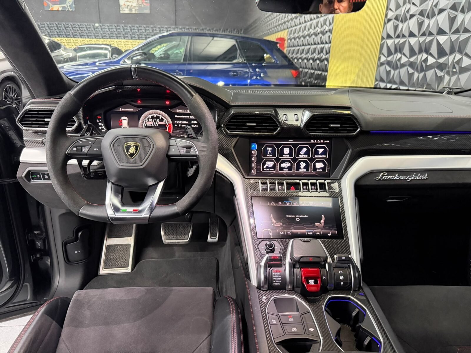 LAMBORGHINI URUS v8