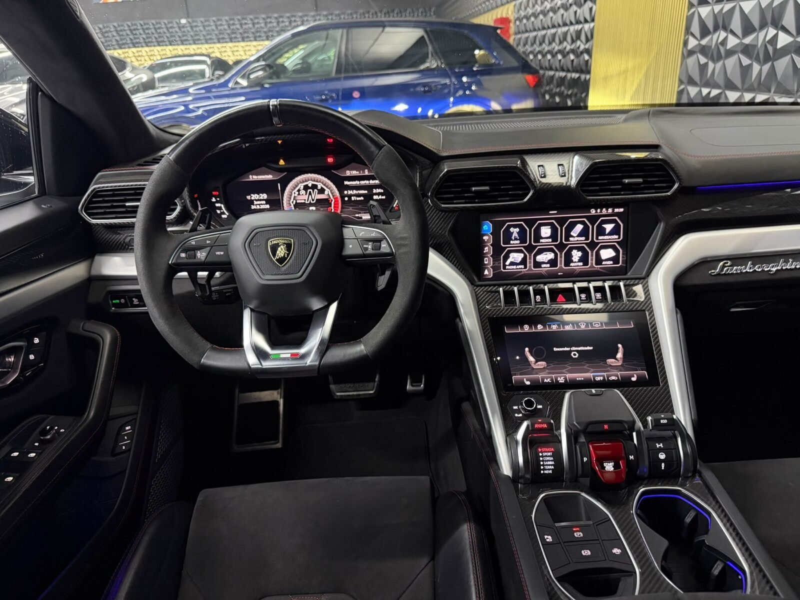 LAMBORGHINI URUS v8