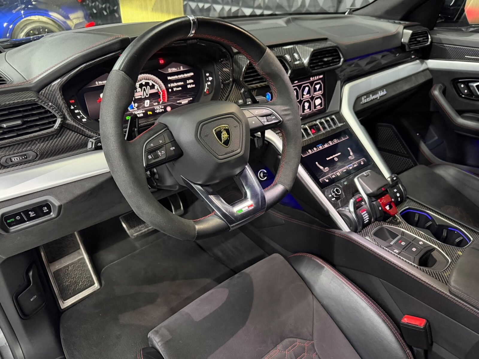 LAMBORGHINI URUS v8