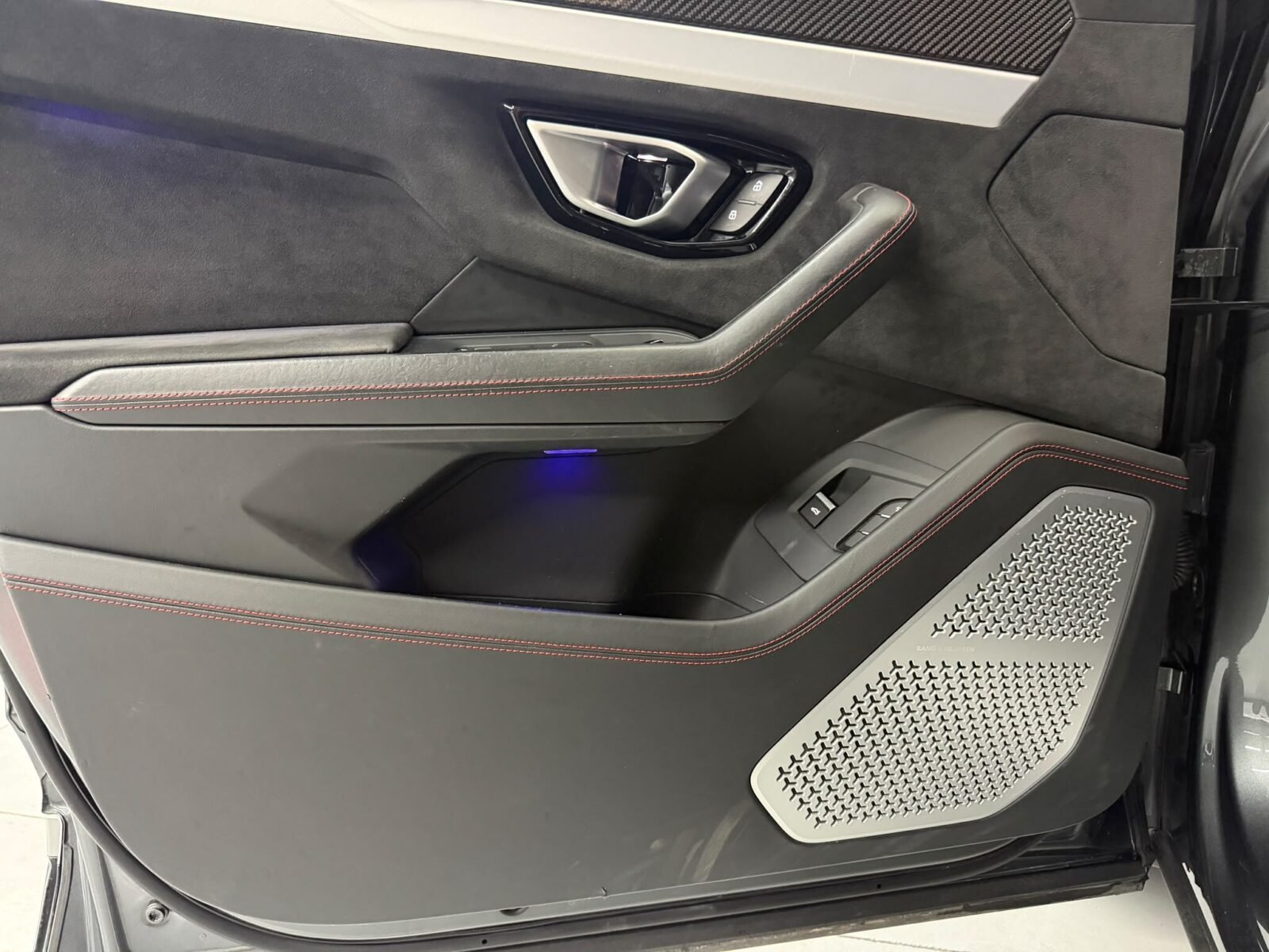 LAMBORGHINI URUS v8