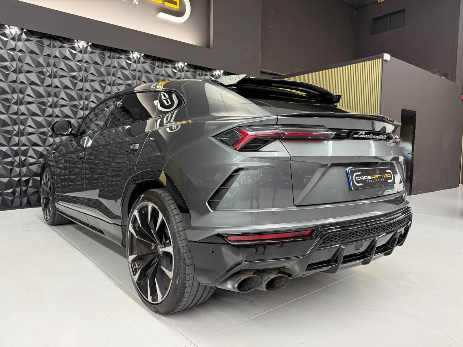 LAMBORGHINI URUS v8